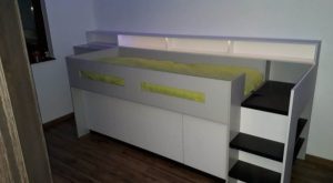 Emelt, tárolóval és lépcsővel rendelkező gyerekágy